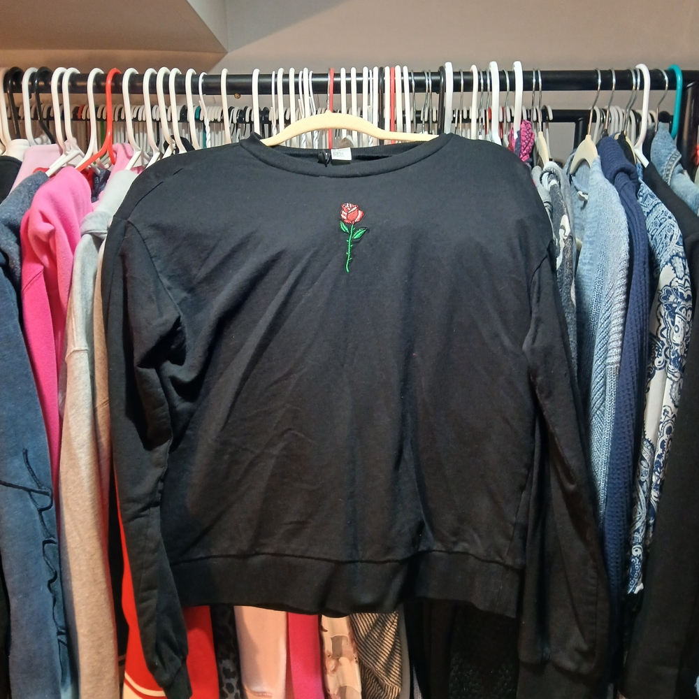 ☀️ 3 For $15 Divided Black Sweatshirt with Rose Embroidery